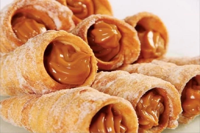 canudinhos de doce de leite com massa de pastel