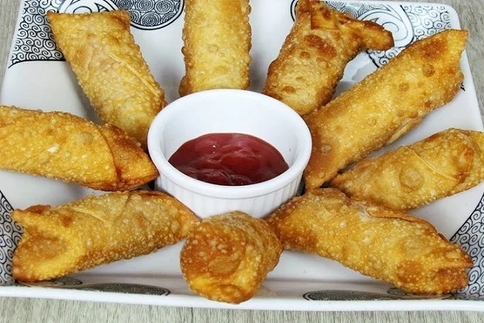 rolinhos de massa de pastel assados