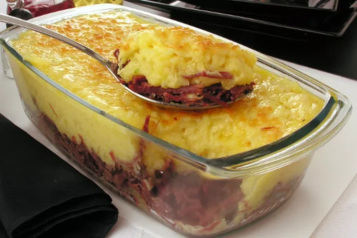 escondidinho de carne seca