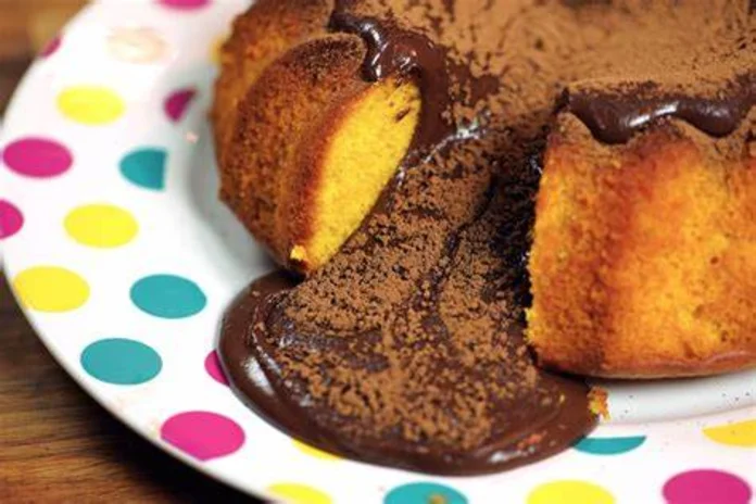 bolo de cenoura com calda de chocolate