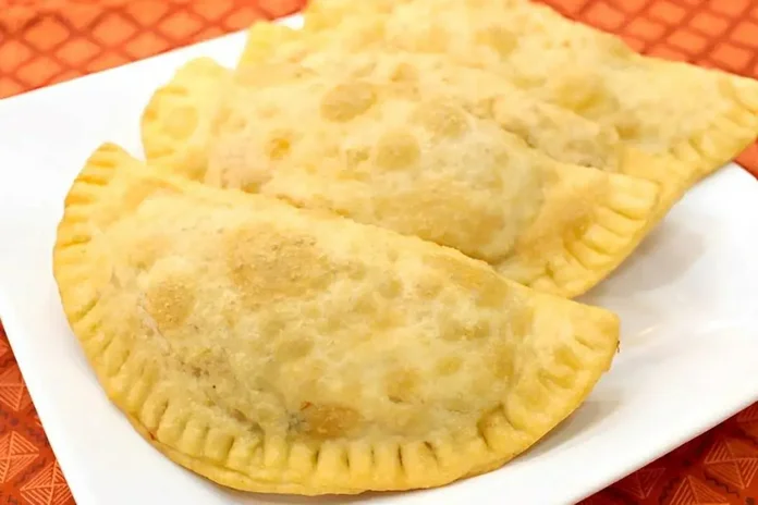 pastel com massa caseira de 2 ingredientes