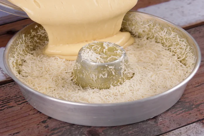 receita de bolo de coco com uma camada generosa de coco