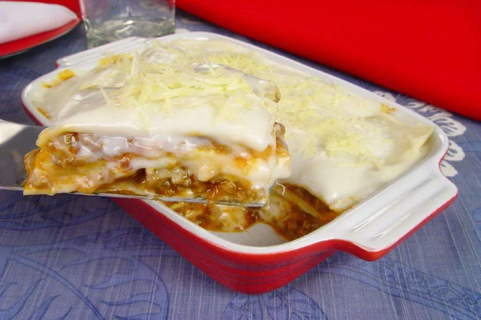 lasanha de carne moída com molho branco