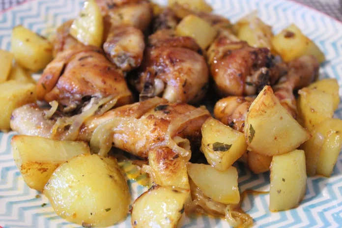 receita de aprenda a fazer um frango com batata no forno de dar água na boca