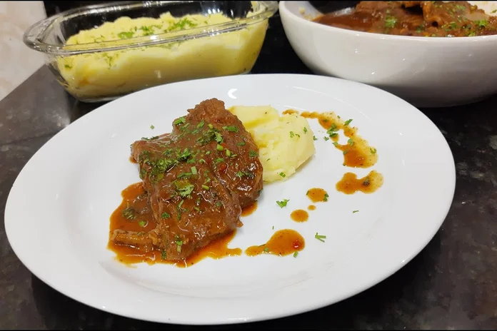 receita de carne de panela acompanhada de um delicioso purê