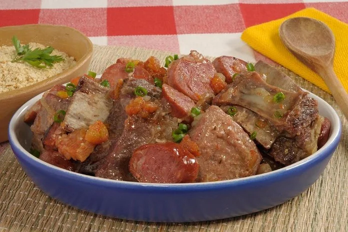 receita de costela com linguiça na panela de pressão com sabor de churrasco