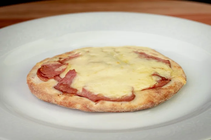 receita de esfiha de calabresa com queijo fácil e prática