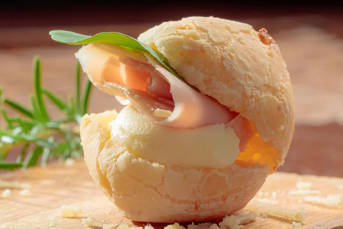receita de pão de queijo recheado com presunto e queijo