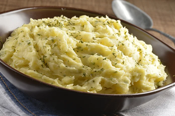 receita de purê de mandioca com salsa e cebolinha verde