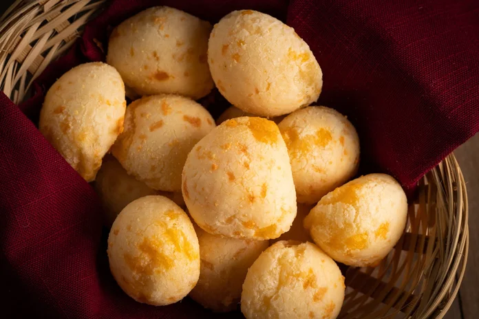 receita de pão de queijo de fubá uma variação saborosa e diferente do pão de queijo tradicional