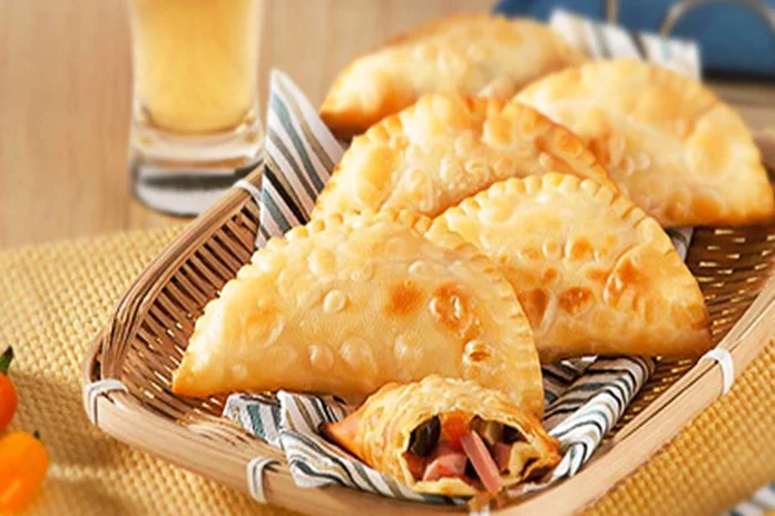 receita de pastel de salsicha de frango e azeitonas