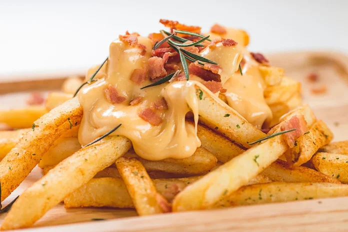 receita de batata frita com queijo e bacon
