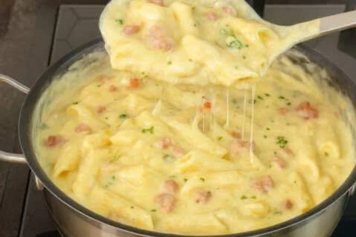 macarrão super cremoso com queijo e calabresa